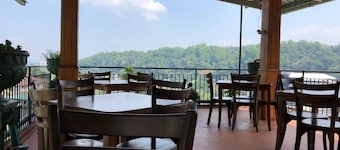 Sharon Inn
