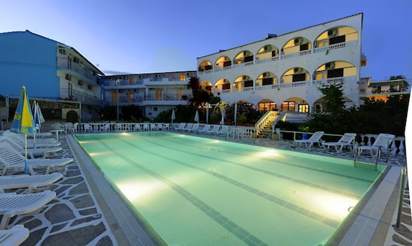 Sesongbasert utendørsbasseng