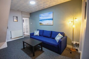 Living area - 2 Bedroom House in the heart of the Maritime City of Southampton (Southampton)