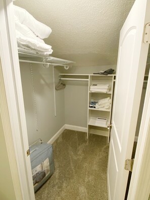 Interior - Visit Atlanta and book this inviting condo equipped 3-bed, 2-bath rental  (Decatur)