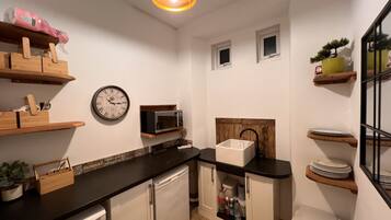 Réfrigérateur dans l'espace commun, micro-ondes dans l'espace commun