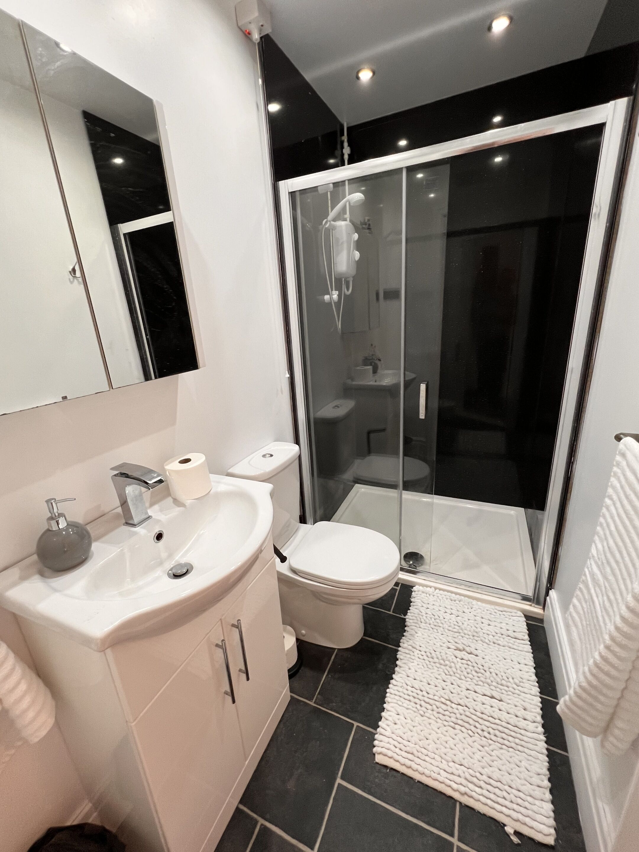 Tripla Superior, bagno in camera, vista spiaggia | Bagno | Doccia, asciugamani, sapone, shampoo