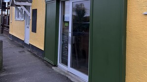 Een gebouw met twee verdiepingen, met een bordje voor 