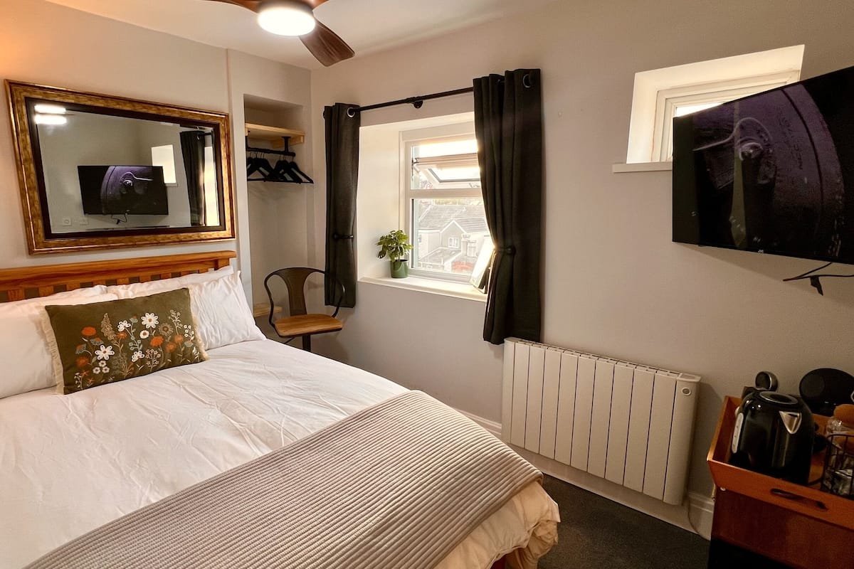 Superior Double Room, Ensuite, Mountain View | Premium bedding, memory foam beds, WiFi (free), individually furnished