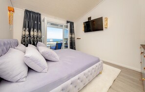 In-room safe, free WiFi, bed sheets