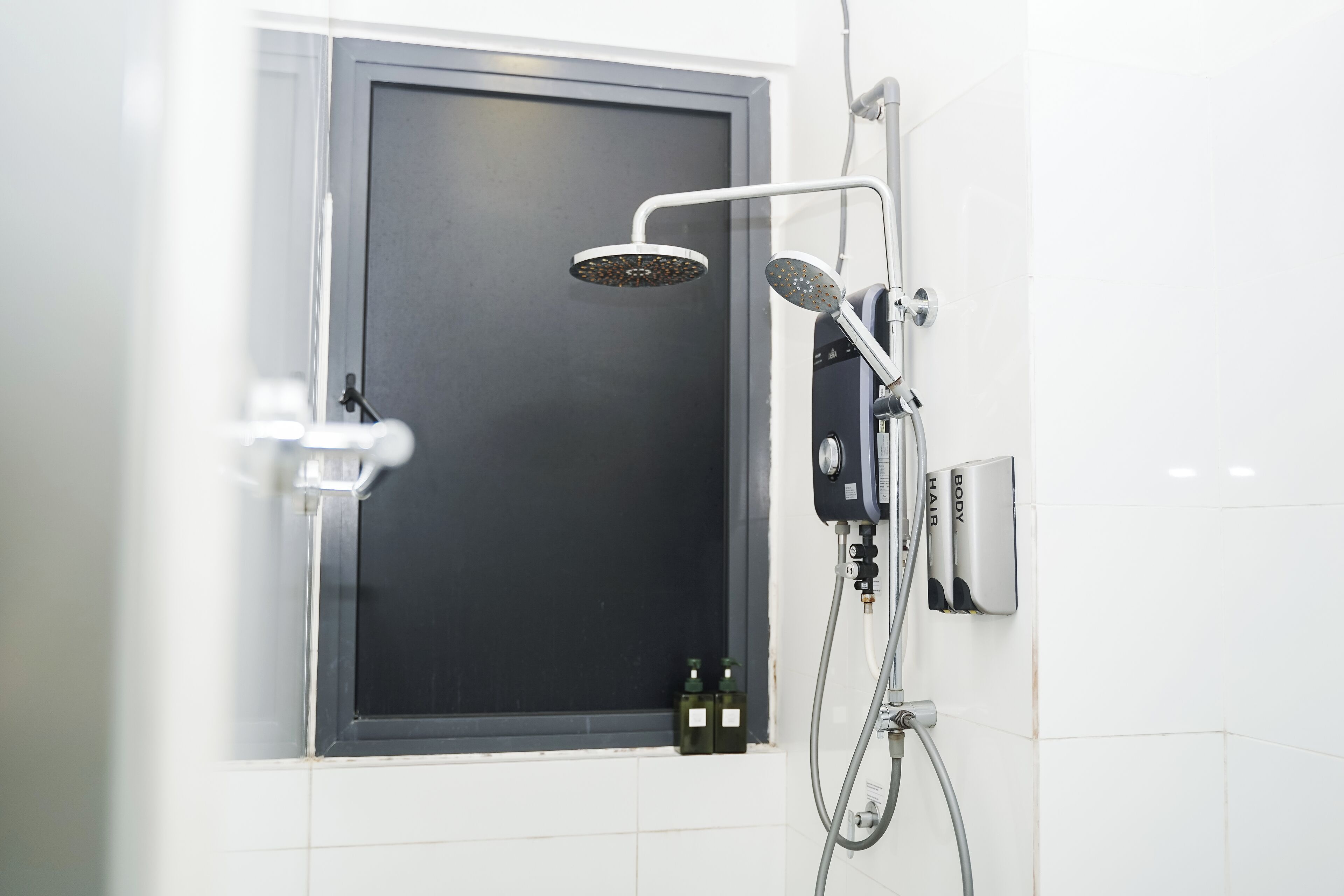 Comfort Studio, 2 Queen Beds | Bathroom | Shower, rainfall showerhead, hair dryer, bidet