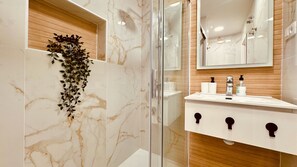 Shower, shampoo