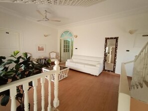 Lobby sitting area - Hilton Bayview lnn (Karachi)