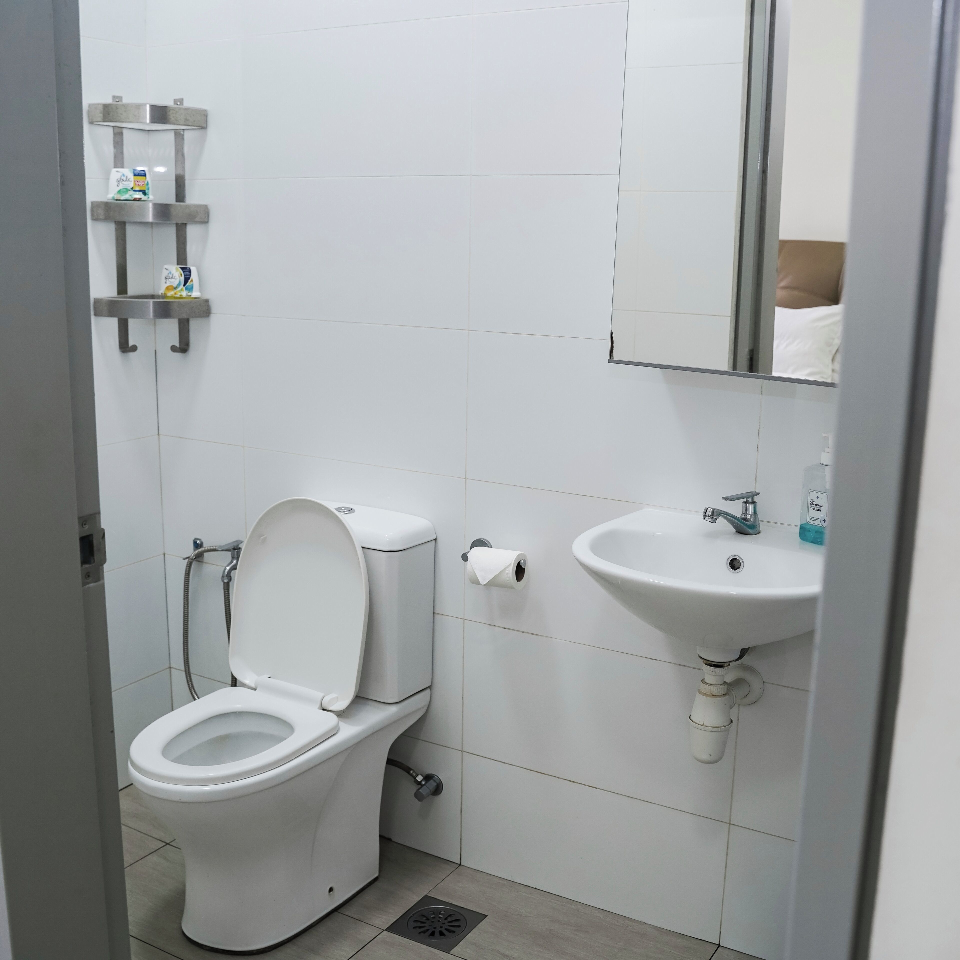 Une salle de bain moderne avec des toilettes, un lavabo et un miroir.