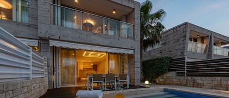 Een verwarmd zwembad