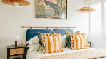 5 quartos, escrivaninha, ferros/tábuas de passar roupa, berço de viagem