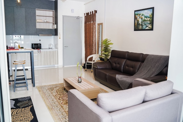 Studio – comfort | Oppholdsområde | En 32-tommers smart-TV med kabel-kanaler samt Netflix