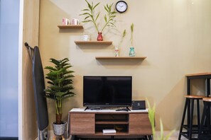Studio Confort | Aire de séjour | Téléviseur connecté de 32 po avec télévision par câble, Netflix