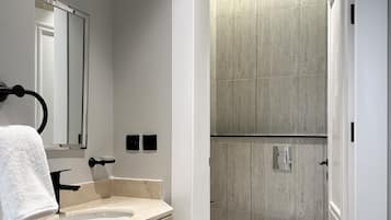 Design Apartment, 3 Bedrooms | Bathroom | Free toiletries, hair dryer, bathrobes, towels