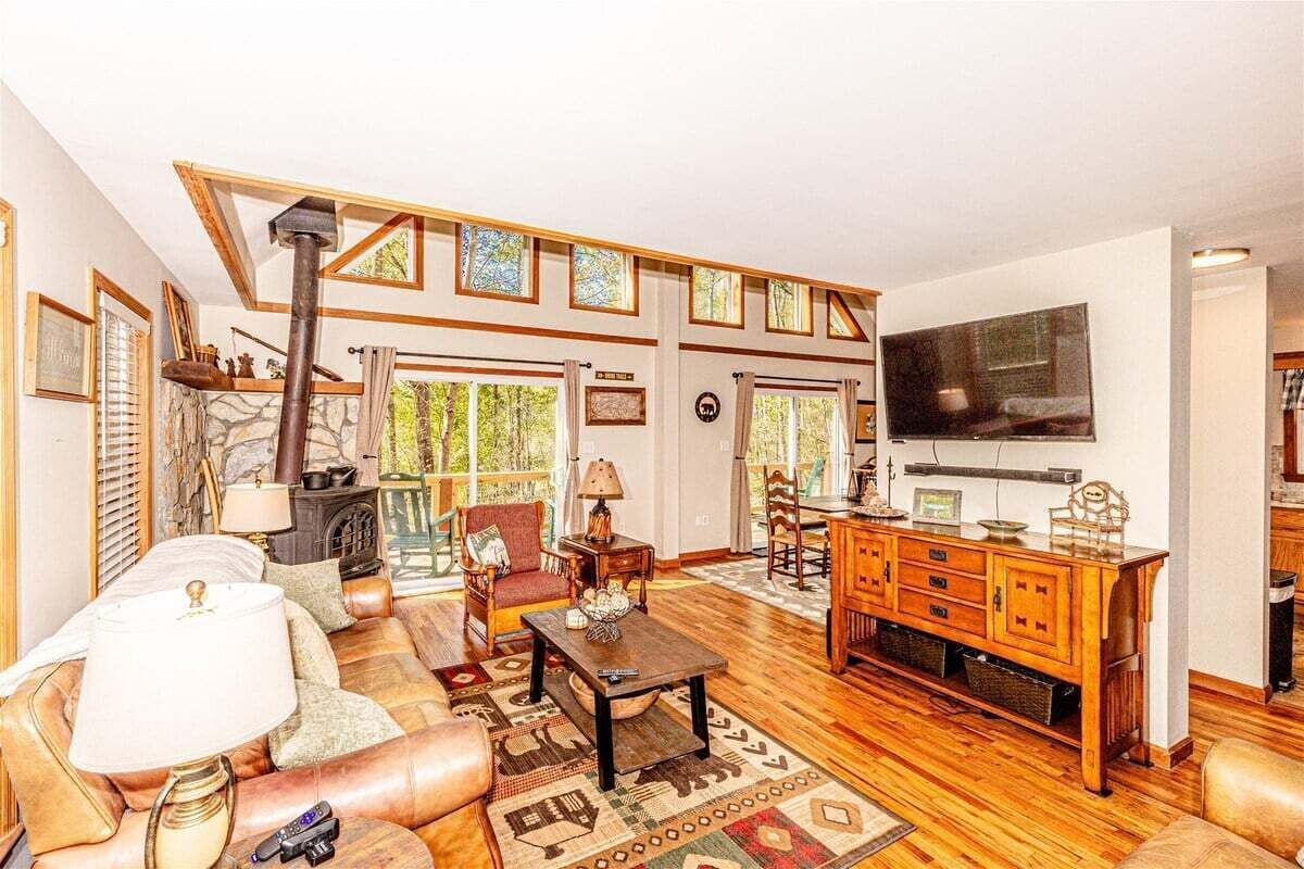 Treetops Retreat: A Cozy 3-bedroom Cabin In Beautiful Bryson City, Nc With Forest Views. - Bryson City, NC