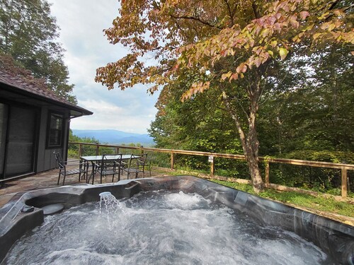 Experience breathtaking mountain views at Smokey Vista Lodge