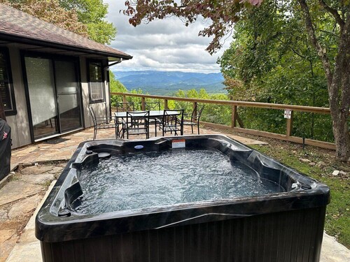 Experience breathtaking mountain views at Smokey Vista Lodge