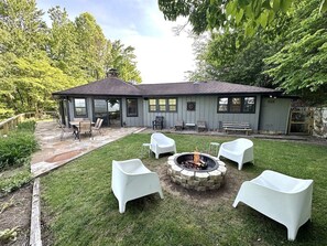 Outdoor dining - Experience breathtaking mountain views at Smokey Vista Lodge (Bryson City)
