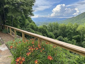 Property grounds - Experience breathtaking mountain views at Smokey Vista Lodge (Bryson City)