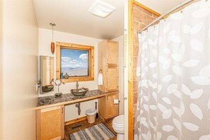 Shower, hair dryer, towels, toilet paper - Twilight Ridge: Cozy 2-Bedroom Cabin with Lake View in Bryson City, NC. (Bryson City)