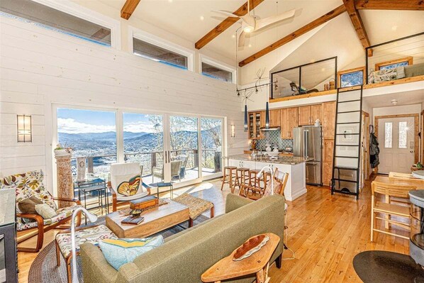 Smart TV - Twilight Ridge: Cozy 2-Bedroom Cabin with Lake View in Bryson City, NC. (Bryson City)