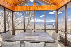 Dining - Twilight Ridge: Cozy 2-Bedroom Cabin with Lake View in Bryson City, NC. (Bryson City)