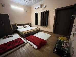 Standard Room | Desk, laptop workspace, free WiFi, bed sheets