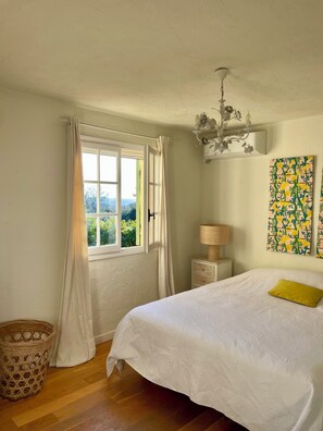 5 bedrooms, iron/ironing board, WiFi, bed sheets