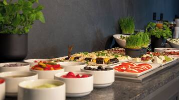 Petit déjeuner continental (79 PLN par personne)