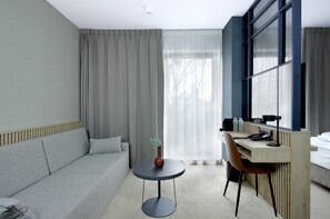 デラックス ダブルルーム シティビュー | 低刺激性寝具、デスク、ノートパソコン用作業スペース、防音設備