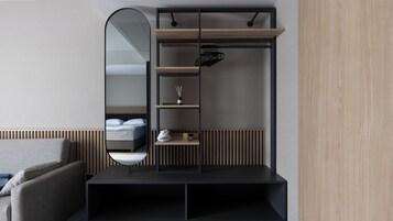 Deluxe Double Room, City View | Wardrobe