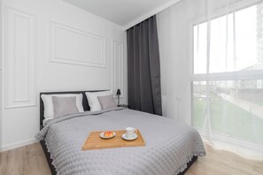 2 chambres, bureau, fer et planche à repasser, lit de bébé portatif