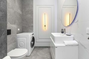 Dusche, Haartrockner, Handtücher, Shampoo