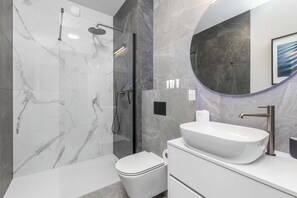 Dusche, Haartrockner, Handtücher, Shampoo