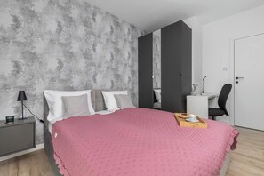 2 soverom, skrivebord, strykejern/-brett og wi-fi