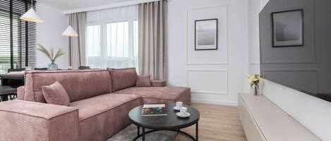 Una televisión, una oficina