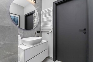 Dusj, hårføner og håndklær