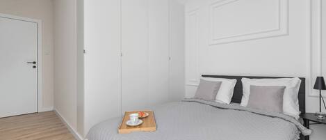 2 soverom, skrivebord, strykejern/-brett og wi-fi