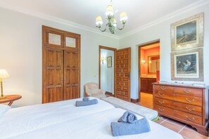 4 Schlafzimmer, Schreibtisch, Bügeleisen/Bügelbrett, kostenloses WLAN