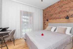 2 Schlafzimmer, Schreibtisch, Bügeleisen/Bügelbrett, Reisekinderbett
