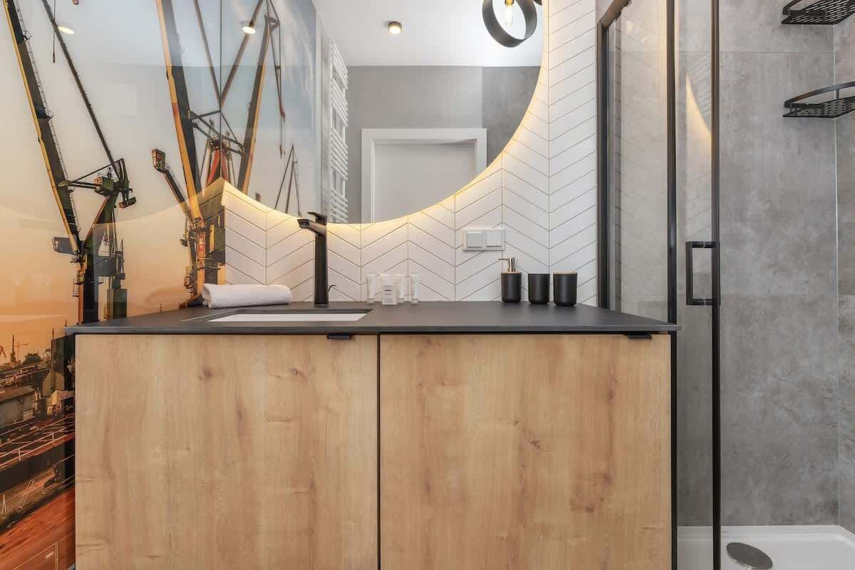 Shower, hair dryer, towels, shampoo