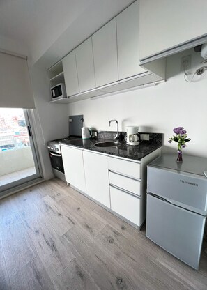 Fridge, microwave, oven, coffee/tea maker - Modern studio apartment with balcony in Almagro (Buenos Aires)