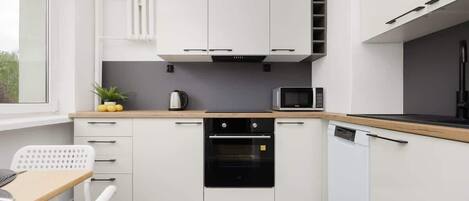 Refrigerador, microondas, horno, placa de cocina