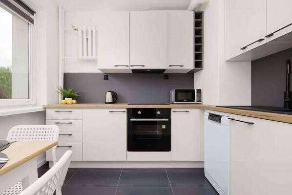 Fridge, microwave, oven, stovetop - Soczi 8 | Warsaw | Compact studio | WiFi | SmartTV (Warszawa)