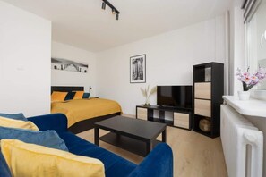 Iron/ironing board, WiFi, bed sheets