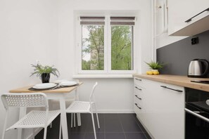 Fridge, microwave, oven, stovetop - Soczi 8 | Warsaw | Compact studio | WiFi | SmartTV (Warszawa)