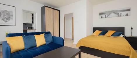 Iron/ironing board, WiFi, bed sheets