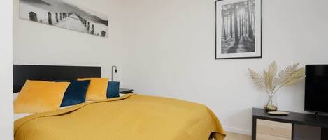 Iron/ironing board, WiFi, bed sheets