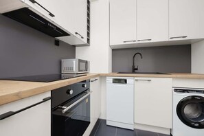 Fridge, microwave, oven, stovetop - Soczi 8 | Warsaw | Compact studio | WiFi | SmartTV (Warszawa)