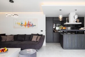 Exklusiv villa - uteplats - havsutsikt | Vardagsrum | 150-centimeters tv med digitalkanaler